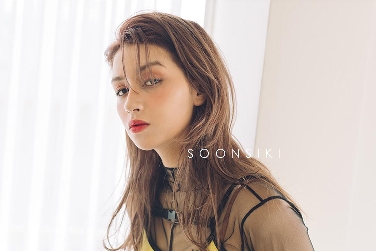 SOONSIKI HAIR 弘大本店でヘアカラー施術を受ける様子