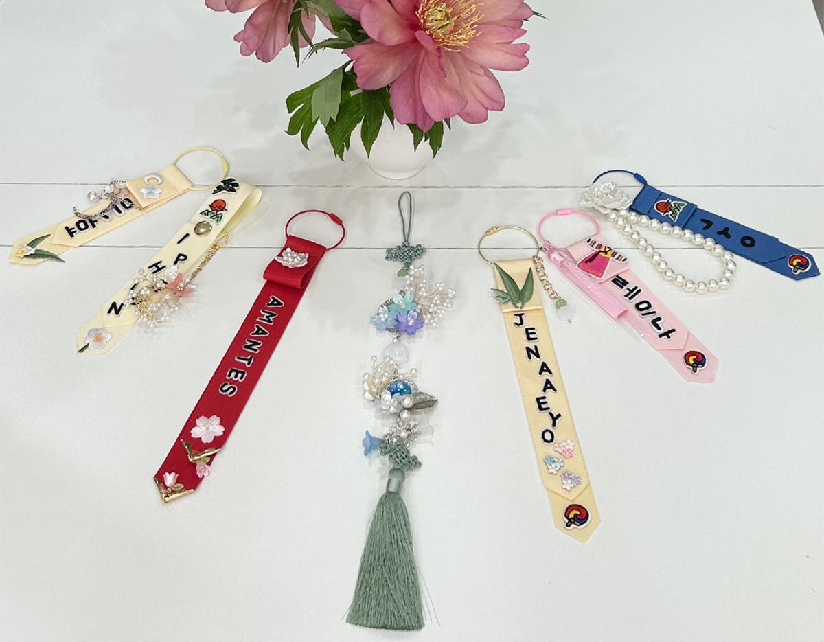 リスル韓服LEESLEノリゲ作り体験で素材を選ぶ様子