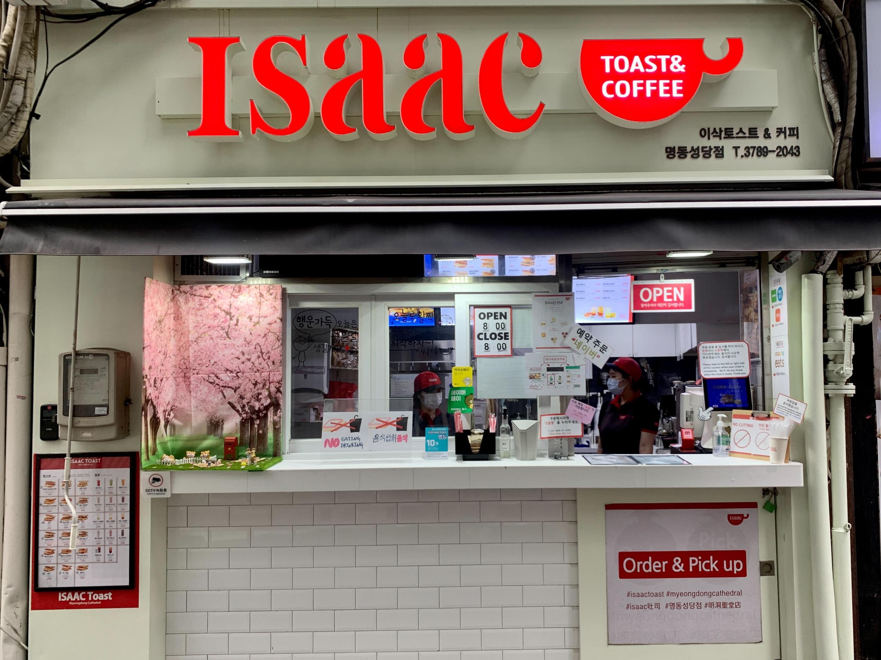 イサックトースト明洞聖堂店|明洞で始める韓国朝食を持ち帰る様子
