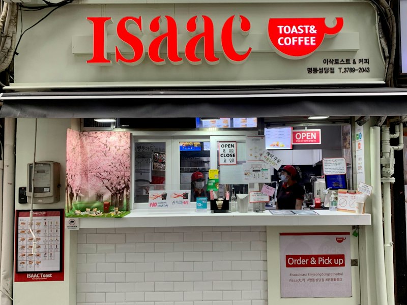 イサックトースト明洞聖堂店|明洞で始める韓国朝食を持ち帰る様子