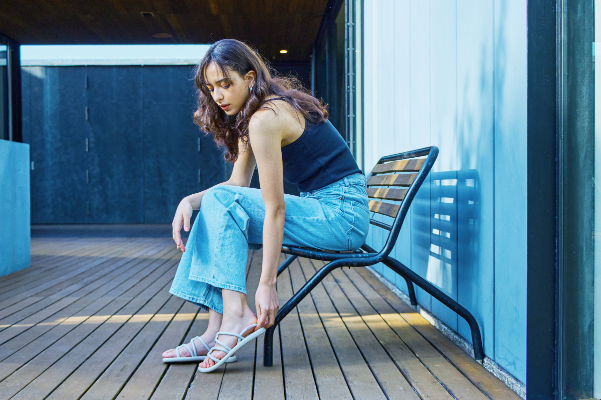 過剰に繁殖した藻類をリサイクルして作られたビーチサンダル「Ipanema