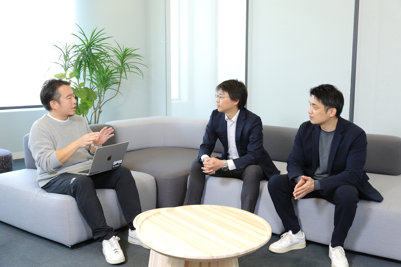 さっそく話し始める宮田と、安井さん、吉川さん