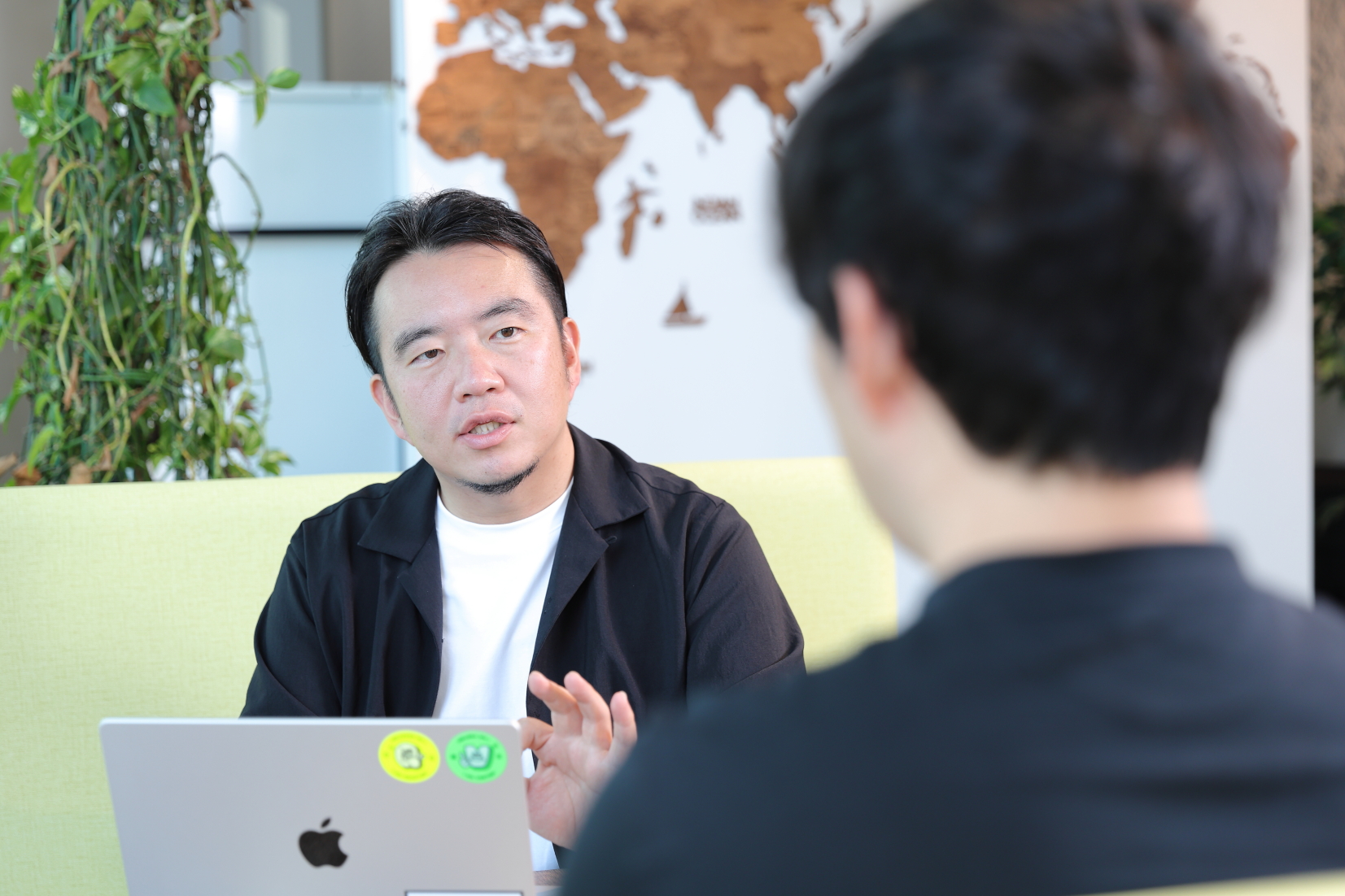 新株式報酬制度の退職リスクについて質問する宮田