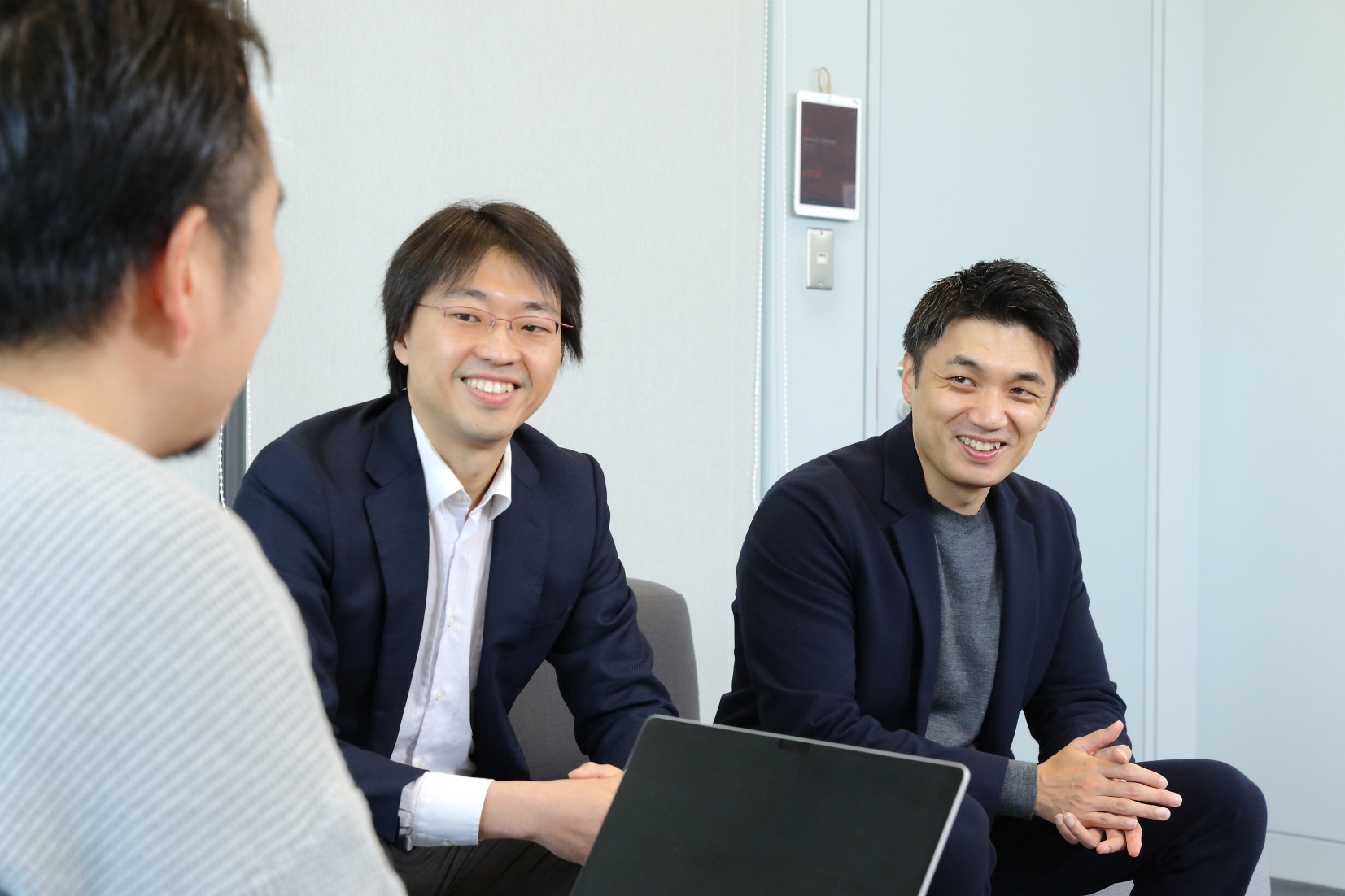 「社内でのコミュニケーションより簡単だと思っている」と笑う、安井さんと吉川さん