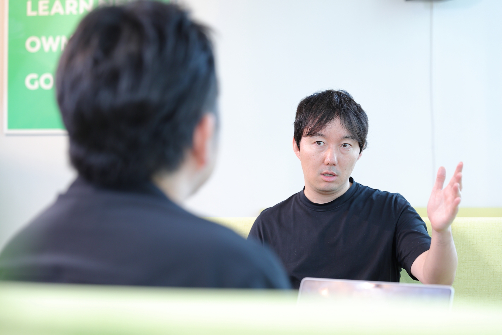 退職リスクは恐れない、それよりも「社員に報いる制度にしたかった」と語る篠塚さん