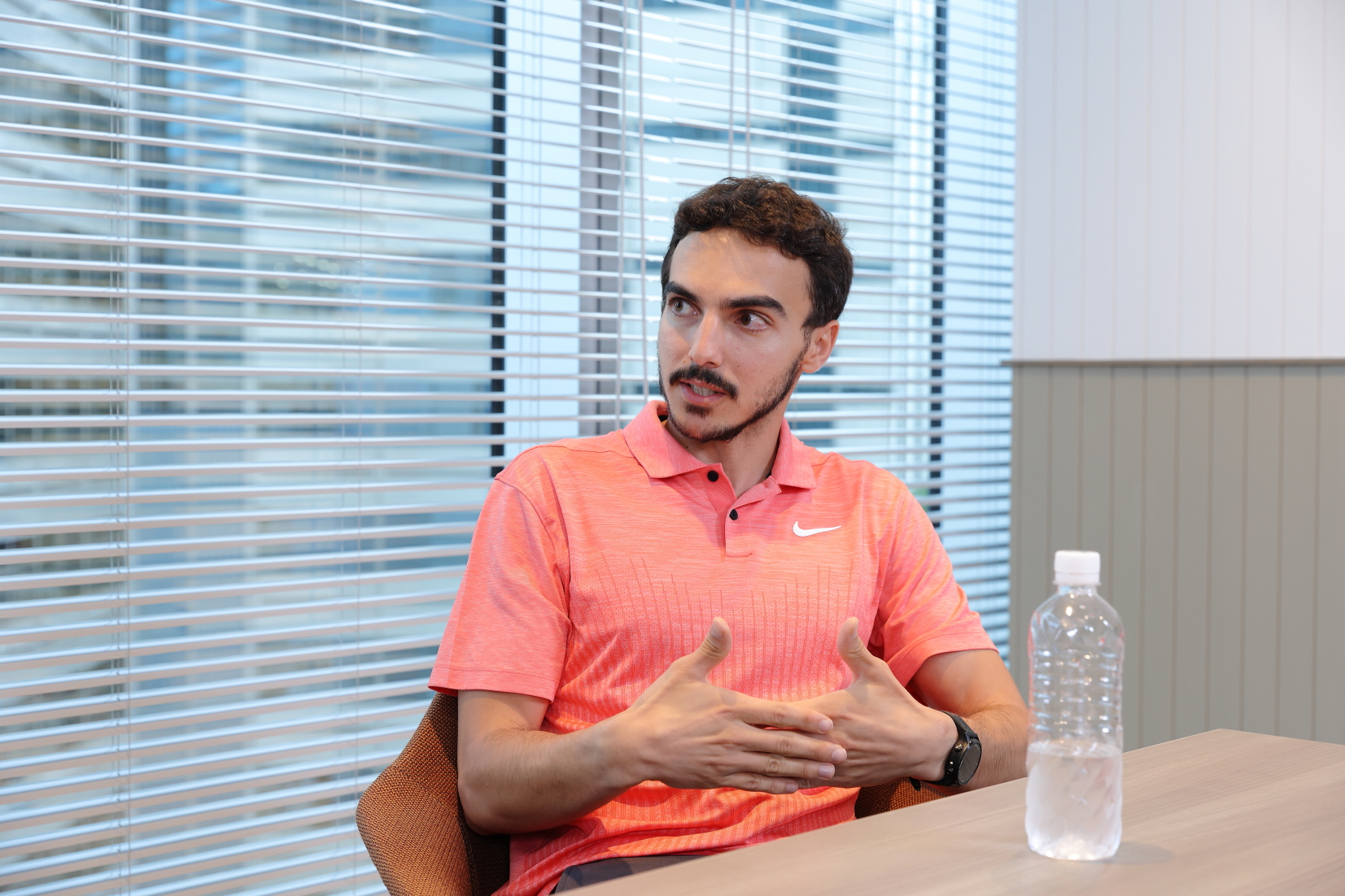 VCの給与について説明するJamesさん