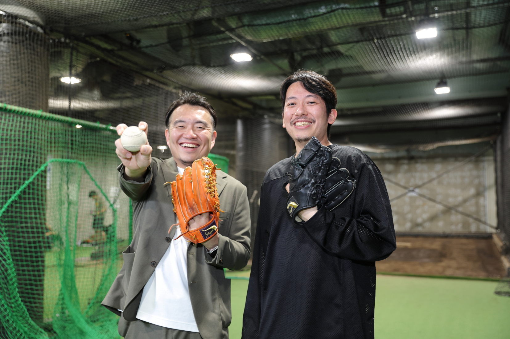 外苑前野球ジムでのキャッチボールを経て、2人で記念撮影した様子