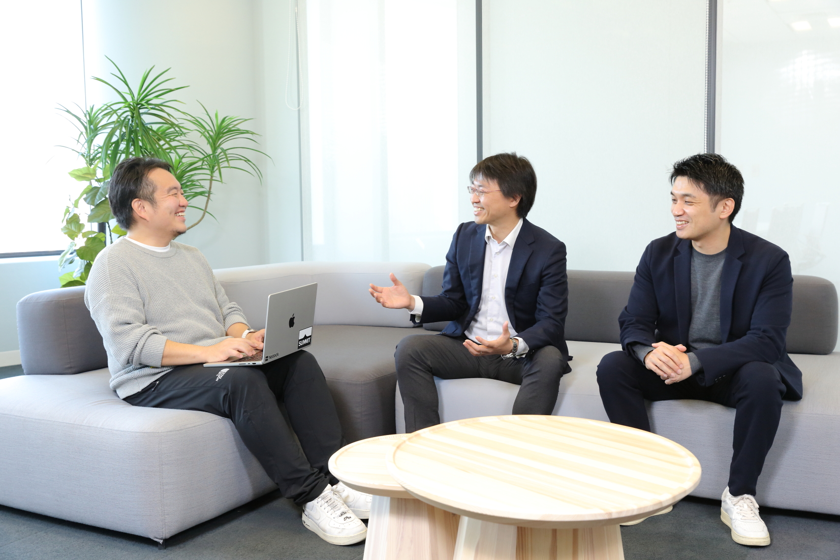 インタビュー最後に笑顔になる3人