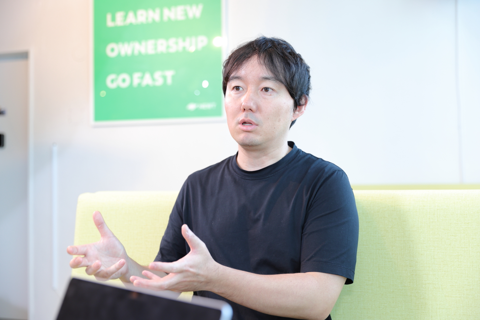 令和トラベルの新株式報酬制度について語る篠塚さん