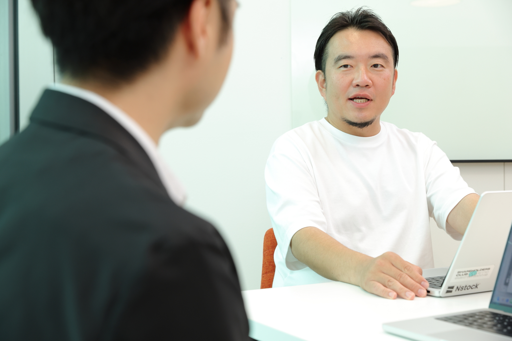 今回の資金調達に至るまでのDDについて質問する宮田