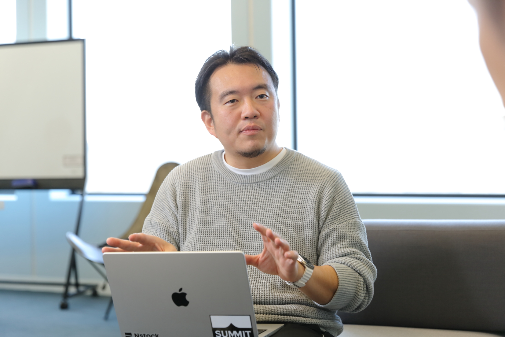 RSUの事務的コストについて質問する宮田