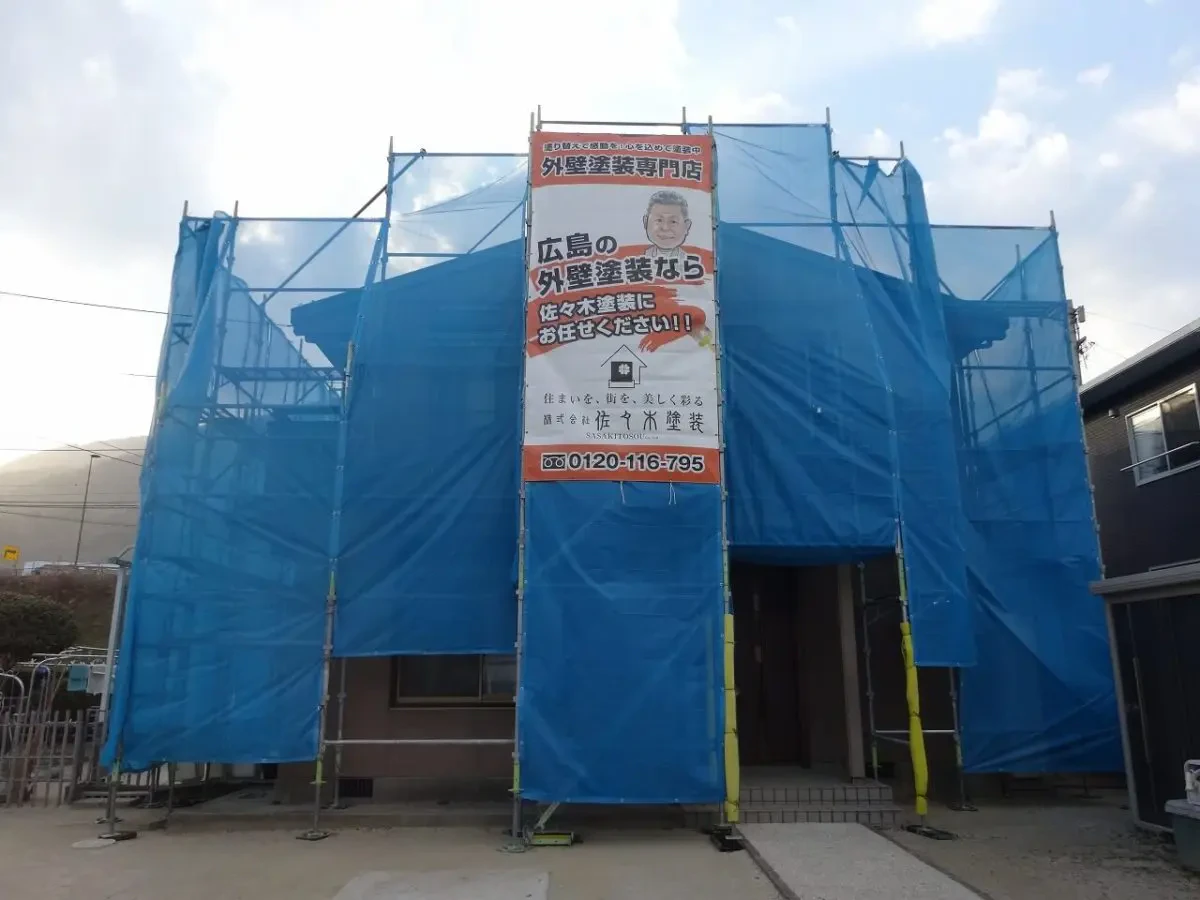 広島市安佐北区可部南１丁目・Ｍ様邸　ただいま施工中  築３２年、 『セキスイハイム(株)』の軽量鉄骨構造２階建ての洋風住宅です。  屋根は塩ビ鋼板屋根。サムネイル画像
