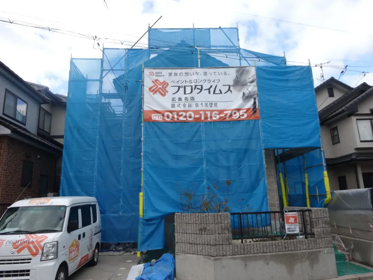 広島市安佐北区亀山７丁目・Ｈ様邸　ただいま施工中  築２２年、木造枠組壁工法(２×４工法)の２階建て洋風住宅です。  屋根は陶器瓦。サムネイル画像