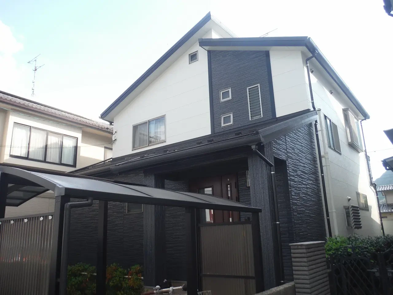 築２０年、木造２階建ての洋風住宅です。 屋根はスレート瓦。 外部仕上げ表にはクボタ　カラーベストと書かれていましたがこれは旧松下電工(現パナソニック)のシンフォニーグランデという製品です 広島市安佐北区亀山・Ｓ様サムネイル画像