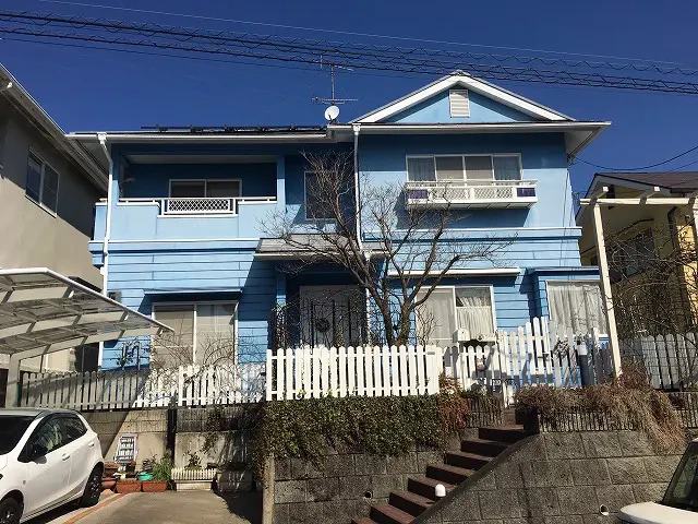 築約２３年、木造２階建ての洋風住宅です 。  屋根は５寸勾配のスレート瓦(クボタ　カラーベスト　コロニアル)　廿日市市四季が丘・Ｏ様邸サムネイル画像