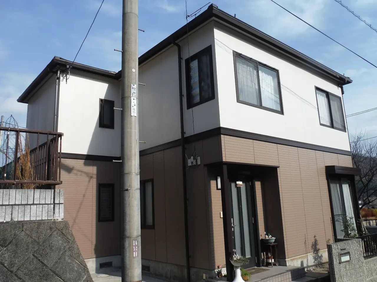 築２９年、『積水ハウス工業(株)』さんの軽量鉄骨構造２階建ての洋風住宅です。  屋根はスレート瓦 安芸高田市・Ｎ様サムネイル画像