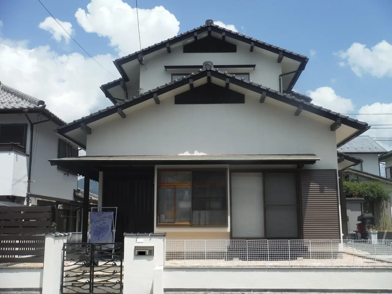築４０年、木造(在来工法)２階建ての和風住宅です。  屋根は陶器瓦(石州和型Ｊ型)  瓦の割れやずれもなく並びも整っていました。広島市安佐北区三入東・Ｋ様サムネイル画像