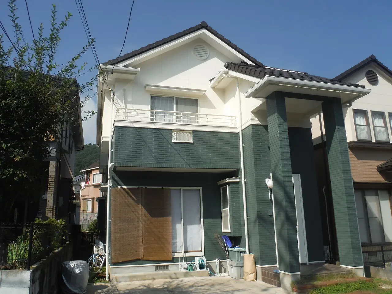 築２５年、『(株)トータテハウジング』さんの木造(在来工法)２階建ての洋風住宅です。  屋根は乾式コンクリート瓦。  切妻で６寸勾配の屋根です。　広島市安佐北区可部町・Ｓ様邸サムネイル画像