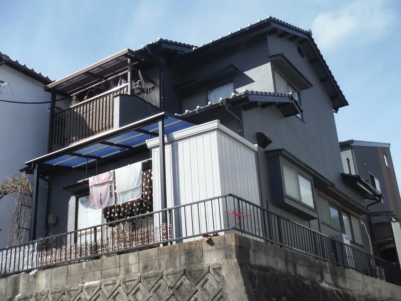 築４８年、木造(在来工法)２階建てのお宅です。  屋根は陶器瓦(和型Ｊ型)  瓦の割れやずれもなく棟押さえのビスの浮きも見られませんでした。  壁際板金部は一度塗装がされていますが変退色しているのできれいに塗っていきました。 広島市安佐北区可部町・Ｋ様サムネイル画像