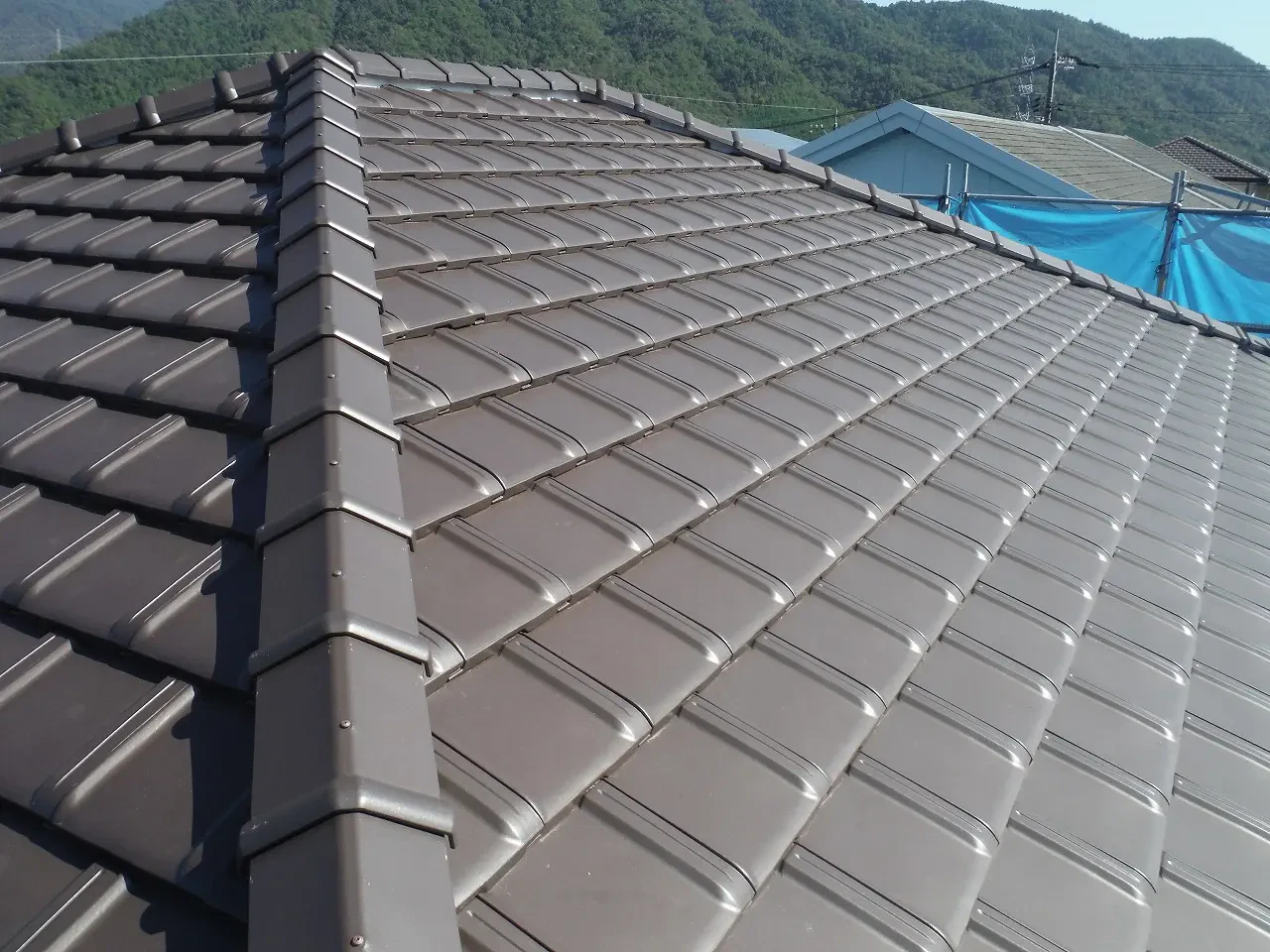  築２０年、『大和ハウス工業(株)』さんの軽量鉄骨構造２階建ての洋風住宅です。  屋根はスレート瓦(旧クボタ　カラーベスト　グリシェイドＮＥＯ) アスベストを含有しない屋根材です。 １０数年前に一度塗装をされています。広島市安佐北区亀山西・Ｏ様サムネイル画像