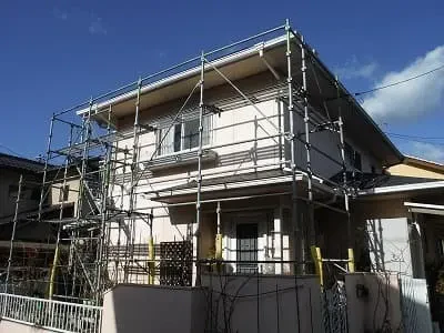 年始の大雪で軒樋が破損したとの事で工事のご依頼をいただきました。東面のみの軒樋の架け替えです 大雪による雨樋の破損サムネイル画像