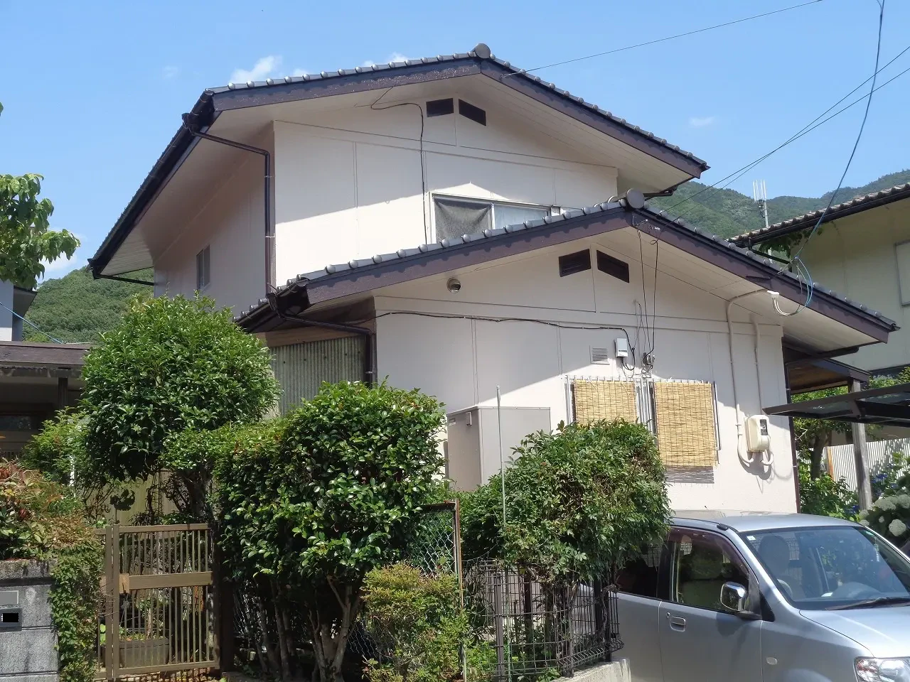 築５０年、『三洋ホームズ』(旧クボタハウス)さんの軽量鉄骨構造２階建ての洋風住宅です。  屋根は陶器瓦(Ｊ型防災瓦）  元々はスレート瓦だったそうで何回か塗装をされたそうですが１７～１８年前に現在の屋根に葺き替えをされたそうです。　広島市安佐北区可部東・Ｓ様サムネイル画像