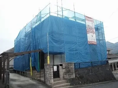 お宅は築３４年、『旧ナショナル住宅』さんのサンフェリカⅡ、軽量鉄骨大型パネル構造２階建ての洋風住宅です。屋根はスレート瓦(旧松下電工　フルベスト２０)  安佐町鈴張・Ｔ様邸工事中ですサムネイル画像