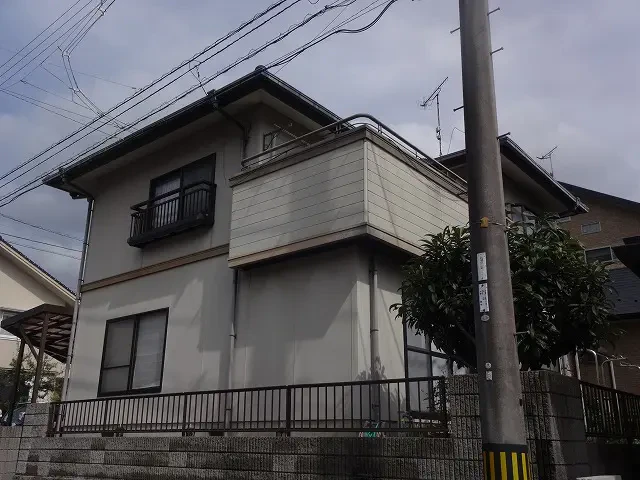 築25年、『積水ハウス(株)』の洋風住宅です 。 屋根はモニエル瓦(センチュニオン)と言われる乾式コンクリートの瓦です 。 広島市安佐北区三入東・S様邸サムネイル画像