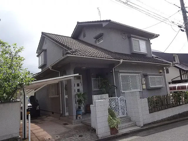 築27年の木造洋風住宅です 。 屋根は乾式コンクリート瓦 。 広島市安佐北区三入東・K様邸サムネイル画像