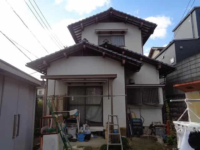 築４１年、木造(在来工法)２階建ての和風住宅です。  屋根は陶器瓦。 広島市安佐北区可部・Ｍ様邸サムネイル画像