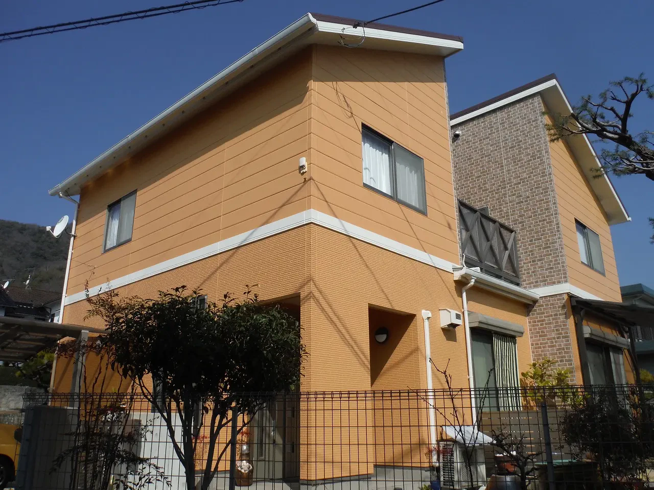 築２８年、木造(在来工法)２階建ての洋風住宅です。 屋根はスレート瓦(クボタ　ニューコロニアル)　広島市安佐南区八木３丁目・Ｏ様サムネイル画像