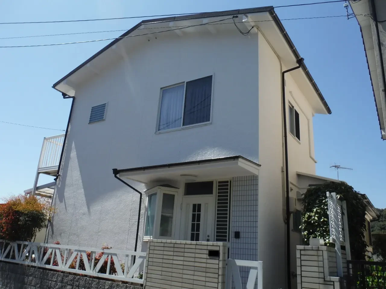 築５１年、木造(在来工法)２階建ての洋風住宅です。  屋根はガルバリウム鋼板屋根。  元々はスレート屋根だったそうですが６年前に葺き替えをされています。 広島市安佐北区可部東４丁目・Ｍ様サムネイル画像