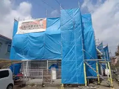 Ｋ様のお宅は築４０年、『積水ハウス工業(株)』さんの不燃組立鉄骨構造２階建ての洋風住宅です。  屋根はスレート屋根(クボタ　カラーベスト　コロニアル) 三入東・Ｋ様邸工事中ですサムネイル画像