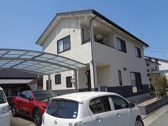 Ｍ様のお宅は築１４年、『アイフルホー�ム』<さんの木造２階建ての洋風住宅です。屋根はスレート瓦(ＫＭＥＷ　コロニアルクアッド)切妻４寸勾配の屋根で半面にソーラーパネルを設置されています。三入・Ｍ様邸の完工報告サムネイル画像