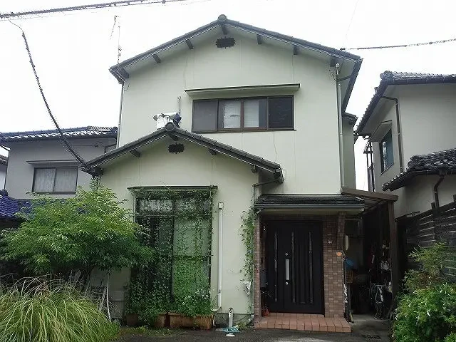 お宅は築４２年、木造(在来工法)２階建ての住宅です 屋根はスレート瓦。可部東・Ｓ様邸の完工報告サムネイル画像