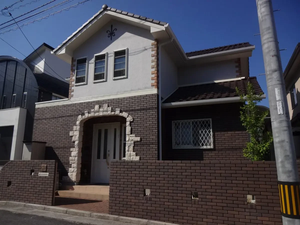 築10年、(株)トータテハウジングの2×4(ツーバイフォー)工法の建物です 。 屋根はモニエル瓦 。広島市安佐北区三入東・弊社社長宅サムネイル画像