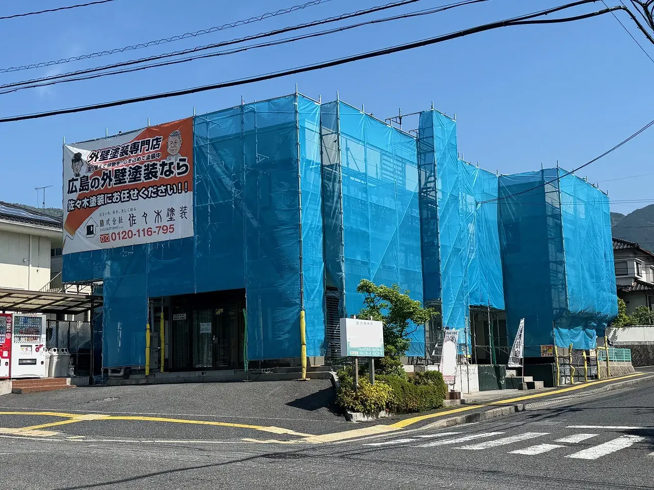 築４０年、ＲＣ構造２階建ての建物です。  建築から２年後に増築工事をされています。  屋根は鋼板屋根(折板屋根)　広島市安佐北区三入東１丁目・Ｋビル様サムネイル画像