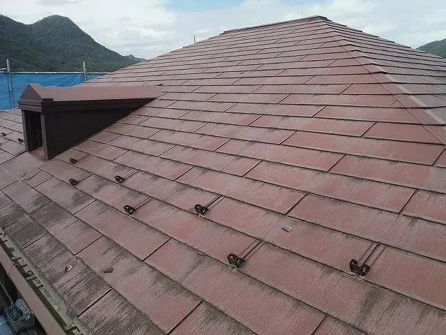 Ｏ様のお宅は築２０年、『大和ハウス工業(株)』さんの軽量鉄骨構造２階建ての洋風住宅です。  屋根はスレート瓦(旧クボタ　カラーベスト　グリシェイドＮＥＯ) アスベストを含有しない屋根材です。亀山西・Ｏ様邸の完工報告サムネイル画像