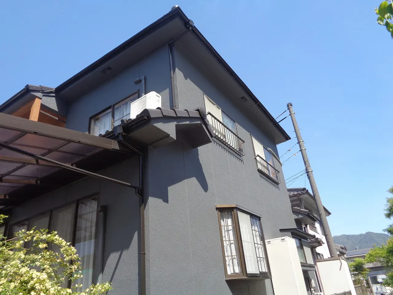 築３２年、木造(在来工法)２階建ての洋風住宅です。  屋根は乾式コンクリート瓦(クボタ　パラマウント)です。 広島市安佐北区可部東・Ｔ様サムネイル画像