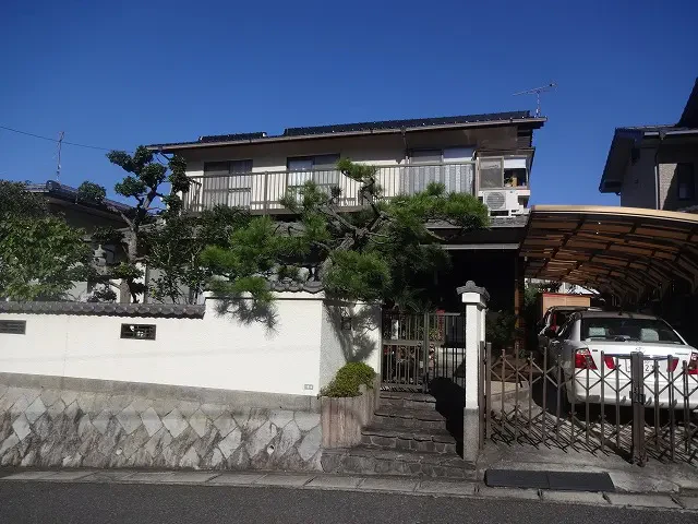 築40年、木造の2階建て和風住宅です 。 上屋根は陶器の釉薬瓦 。広島市安佐北区亀崎・N様邸サムネイル画像