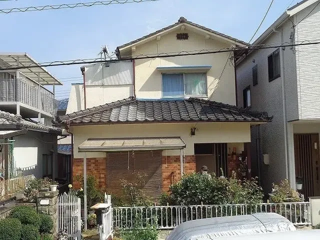 Ｈ様のお宅は築４８年、木造(在来工法)２階建ての住宅です。屋根はセメント瓦。八木７丁目・Ｈ様邸の完工報告サムネイル画像