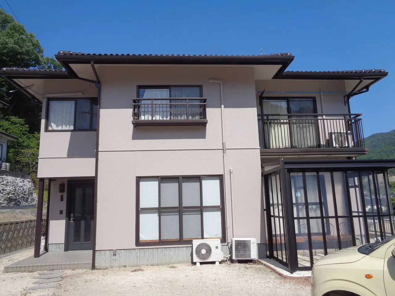築３４年、『積水ハウス(株)』さんの軽量鉄骨構造２階建ての洋風住宅です。 屋根は乾式コンクリート瓦(クボタ　パラマウント) 約２０年前に塗装がされています。 広島市安佐北区大林町・Ｙ様サムネイル画像
