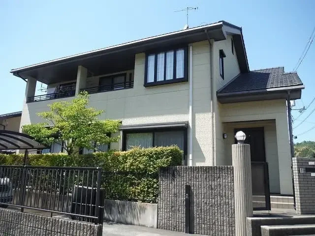 Ｎ様のお宅は築２９年、『住友林業(株)』さんの木造２階建ての洋風住宅です。屋根は陶器瓦(石州Ｆ型) 三入東・Ｎ様邸の完工報告サムネイル画像