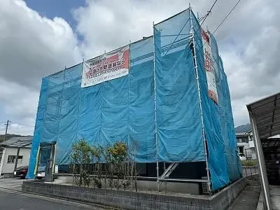 Ｍ様のお宅は築１年、『アイフルホーム』さんの木造２階建ての洋風住宅です。屋根はスレート瓦(ＫＭＥＷ　コロニアルクアッド)三入・Ｍ様邸工事中ですサムネイル画像