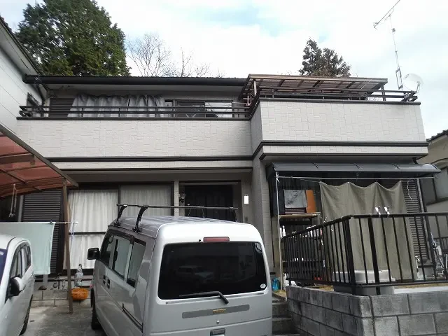 築２９年、『トヨタホーム(株)』さんの鉄骨ラーメン構造２階建ての洋風住宅です。  屋根は乾式コンクリート瓦(モニエル瓦　ホームステッド)  １５年前に一度塗装をされています。安芸高田市・Ｙ様サムネイル画像