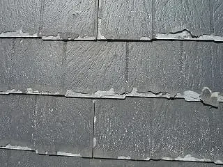 屋根のカバー工法とは既存の屋根を剥がさずに、その上から新しい屋根材を重ねて施工する工法です。ただし施工ができる屋根材は限られます。屋根カバー工法のメリットサムネイル画像