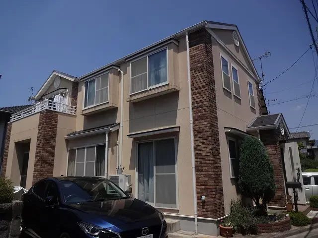 築15年、(株)トータテハウジングの木造(枠組壁工法)2階建ての洋風住宅です 。 屋根はスレート瓦 。広島市安佐北区可部・O様邸サムネイル画像