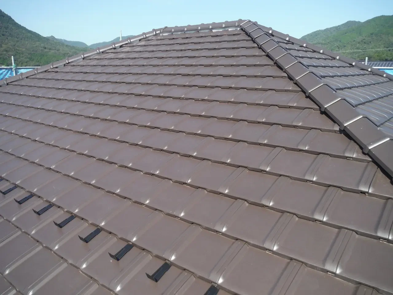  築２０年、『大和ハウス工業(株)』さんの軽量鉄骨構造２階建ての洋風住宅です。  屋根はスレート瓦(旧クボタ　カラーベスト　グリシェイドＮＥＯ) アスベストを含有しない屋根材です。 １０数年前に一度塗装  をされています。広島市安佐北区亀山西・Ｏ様サムネイル画像