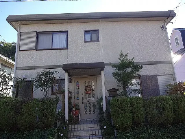築28年、セキスイハイムの軽量鉄骨構造の洋風住宅です 。 屋根は塩ビ鋼板折半屋根 。広島市安佐北区三入東・K様邸サムネイル画像