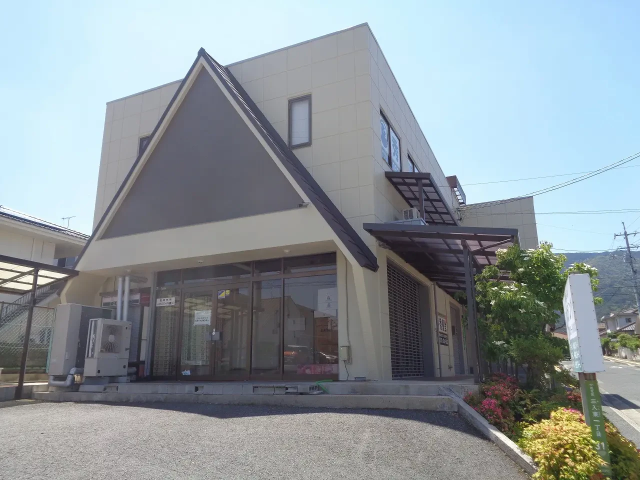 Ｋビル様は築４０年、ＲＣ構造２階建ての建物です。  建築から２年後に増築工事をされています。  屋根は鋼板屋根(折板屋根)　広島市安佐北区三入東１丁目・Ｋビル様サムネイル画像